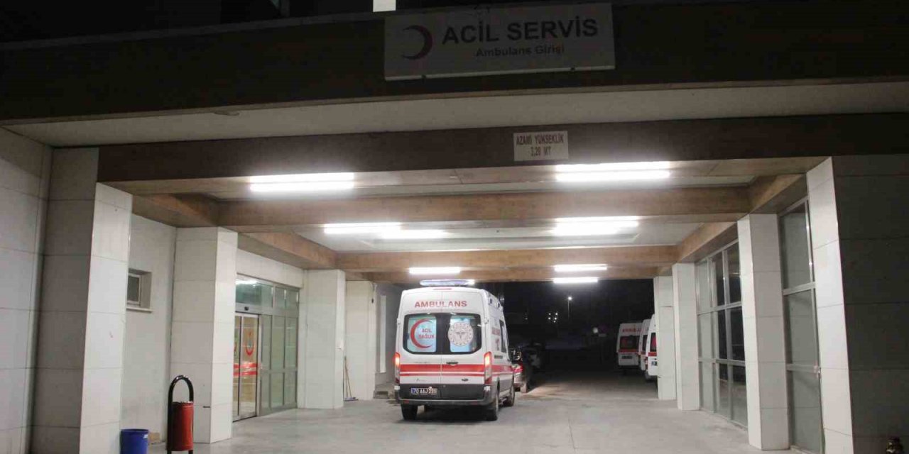 Hastane önünde bıçaklanmış olarak bulundular! Muhtarın durumu ağır