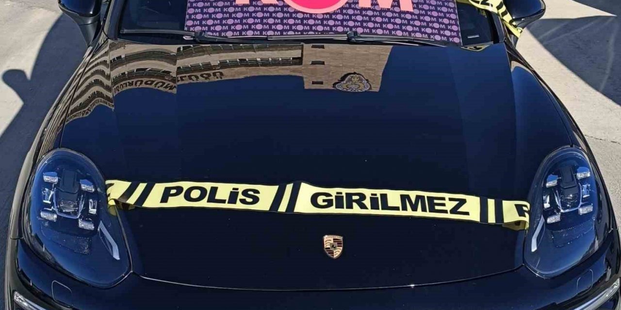 Sahte belgeyle ülkeye sokulan lüks araçlara polis el koydu