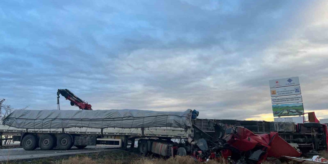 Karapınar-Konya yolunda kamyon çekiciye çarptı: 2 yaralı
