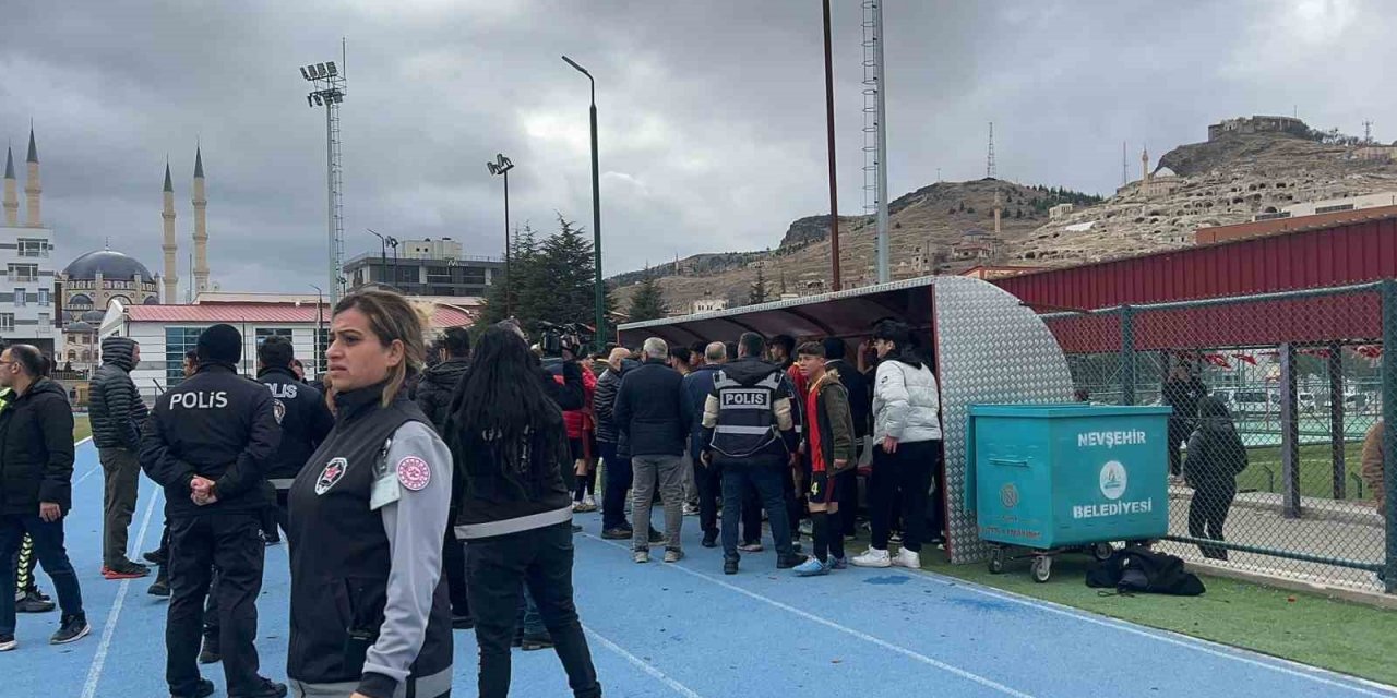 Maçta kavga çıktı: O anlar kameraya an be an yansıdı