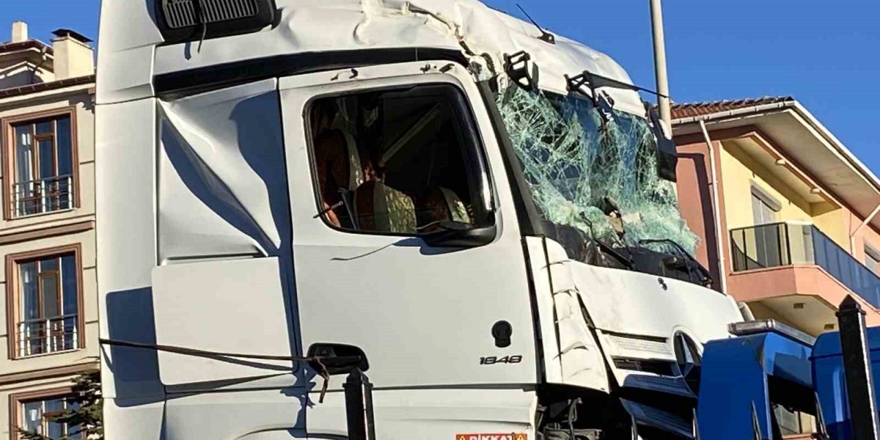 Konya'da kontrolden çıkan tır ağaca çarptı