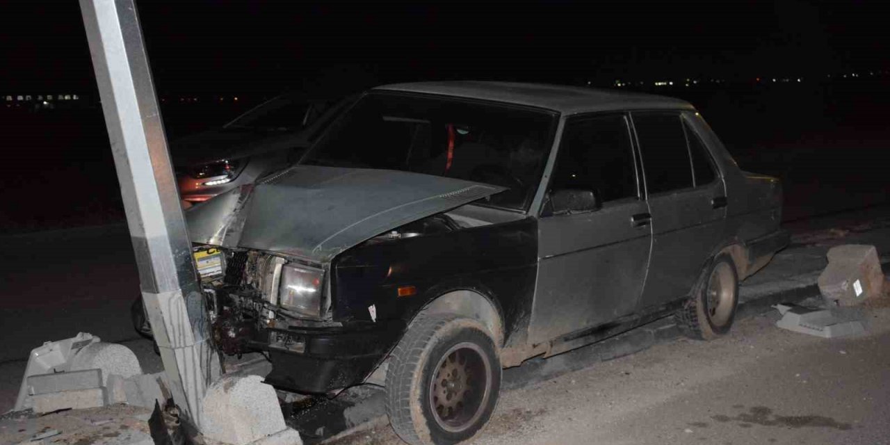 Direksiyon hakimiyetini kaybetti, direğe çarptı