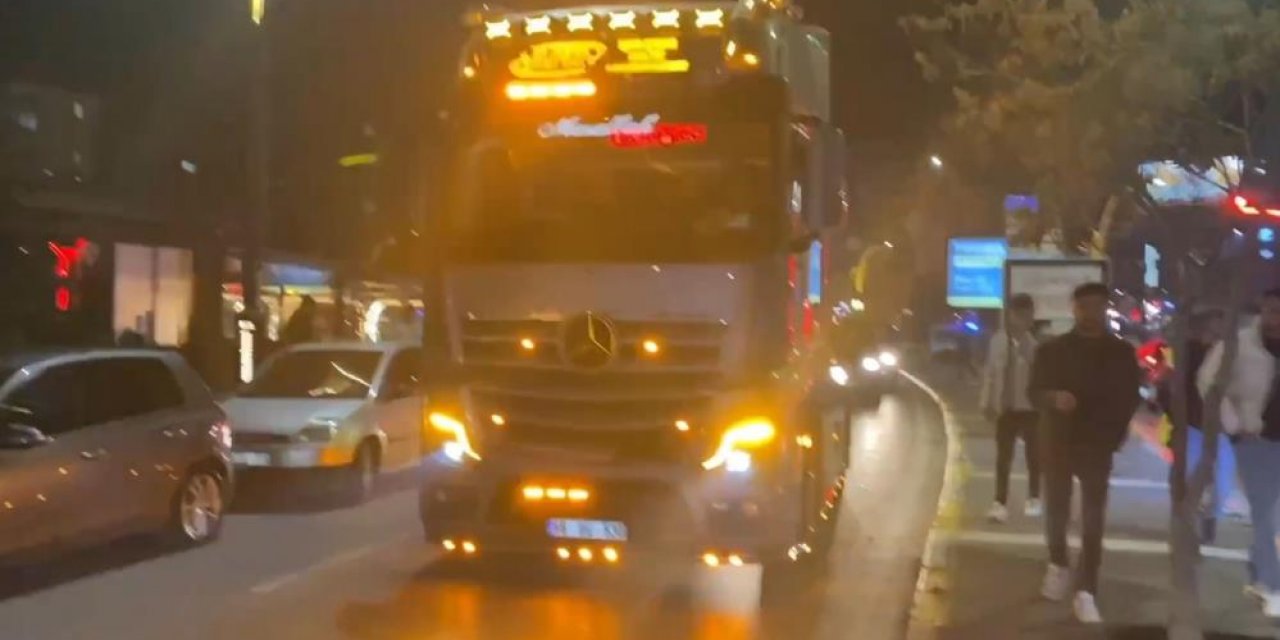 Kutlamaya çakar ışıklı tırla giren sürücüye 4 bin 64 TL ceza kesildi