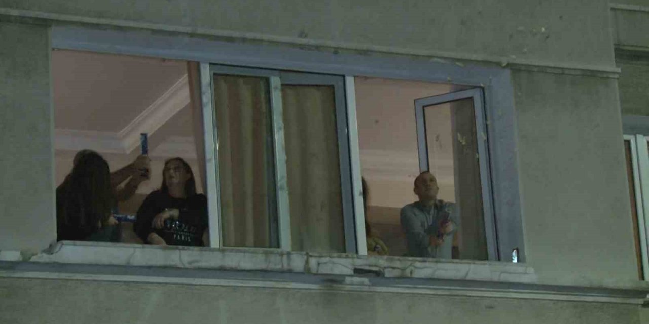 Şişli'de bir garip yeni yıl karşılaması! Tencere ve tava çalıp, sokağa bunları fırlattılar