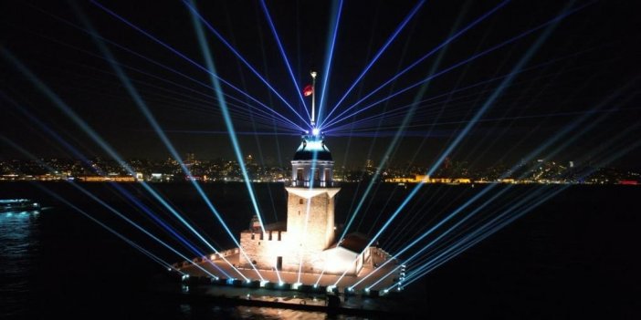 2024'ün ilk saatlerinde Kız Kulesi ve İstanbul Boğazı böyle görüntülendi