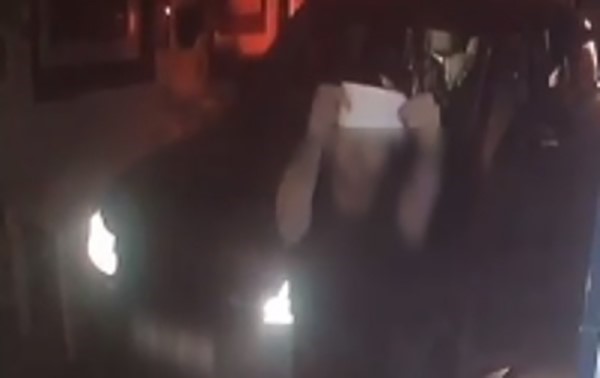 Suyu aldı parasını bırakıp kameraya gösterdi