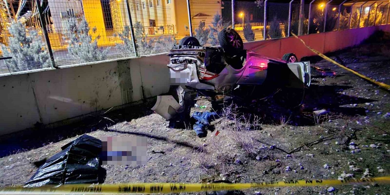 Antalya'ya giden 4 arkadaş Konya yolunda kaza yaptı: Ölen arkadaşı için dizlerine vurarak ağladı