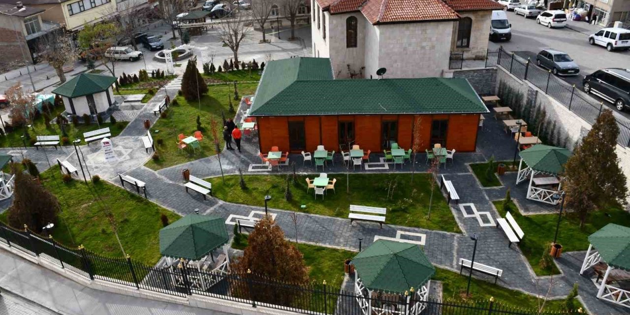 Gürün'de depremin izleri millet bahçesiyle silindi