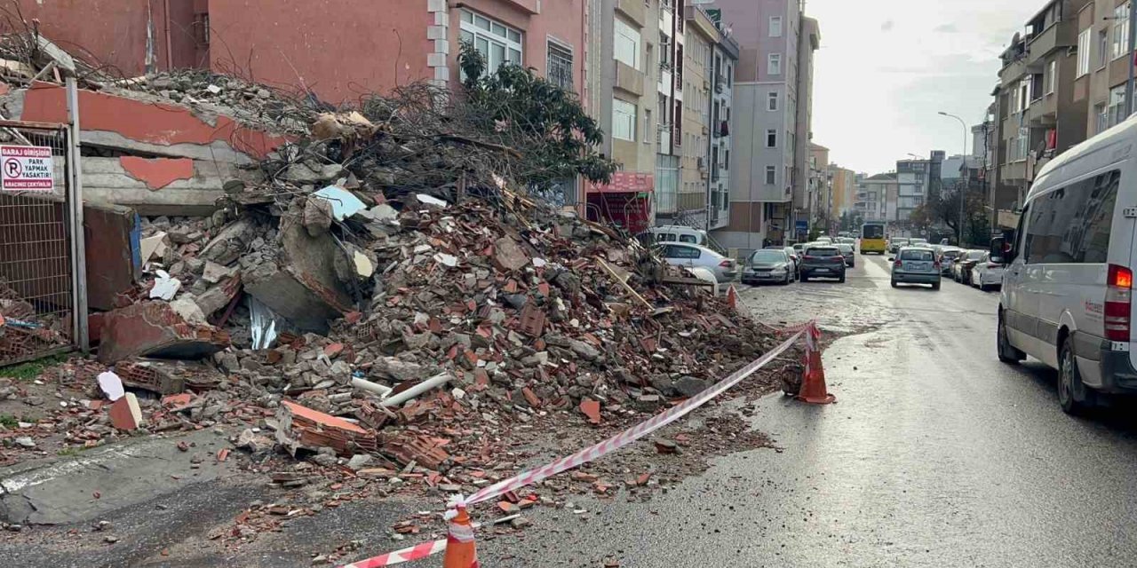 Yıkılan bina caddeyi trafiğe kapattı