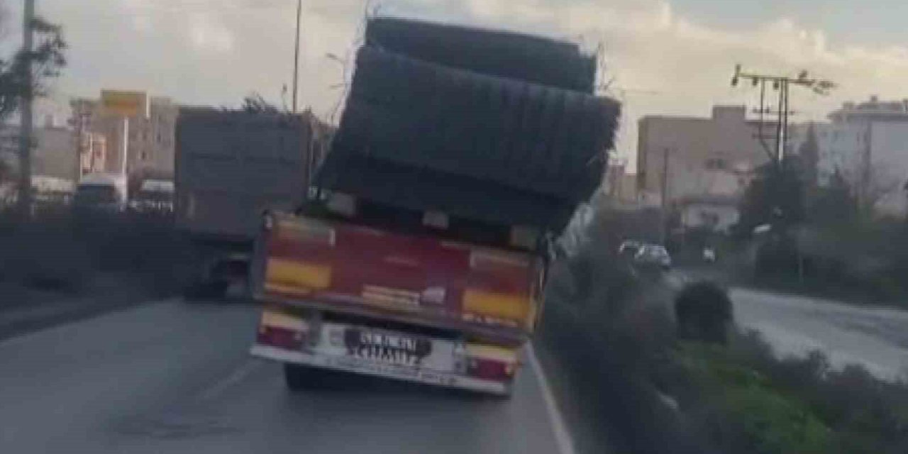 Trafikte korku dolu anlar: Tırın yükü tedirgin etti