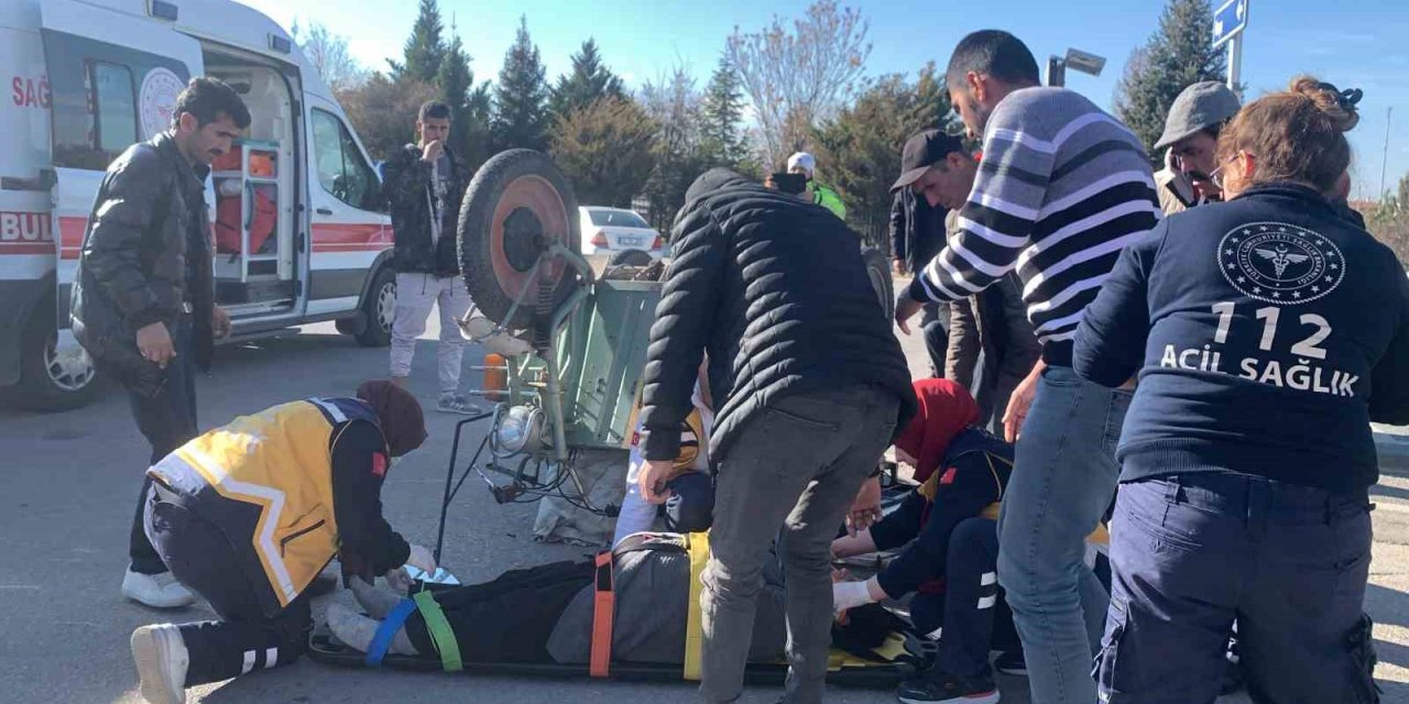 Devrilen motosikletin altında kaldılar