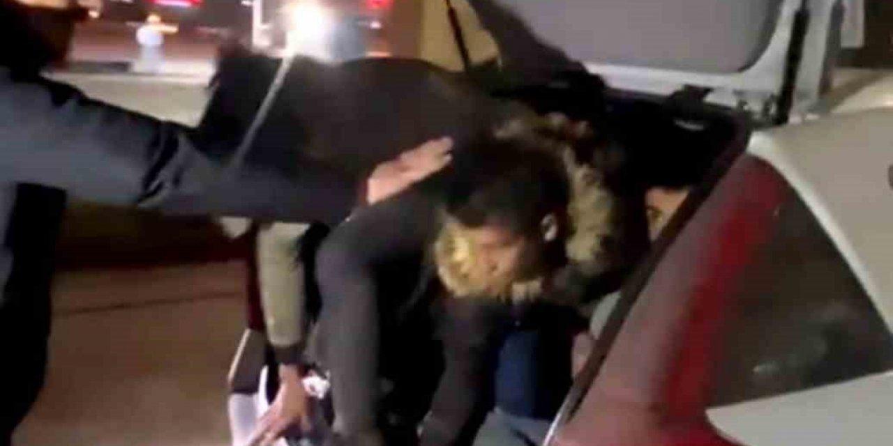 Otomobilin bagajından kaçak göçmen çıktı