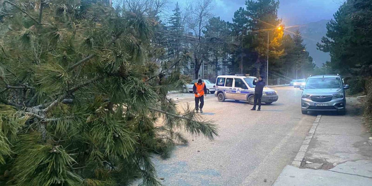 Konya merkez sakin, ilçeler yıkılıyor