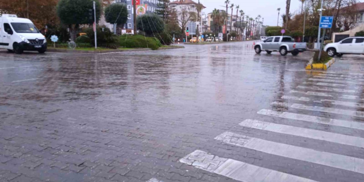 Şiddetli yağış Alanya'yı 10 dakikada yıkadı geçti
