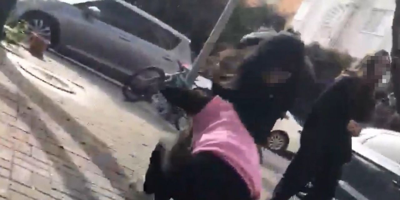 Kavga eden liseli kızlar sosyal medyaya düştü: Okul soruşturma başlattı