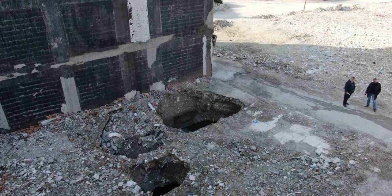 Deprem bölgesinde 5 metrelik obruklar oluştu