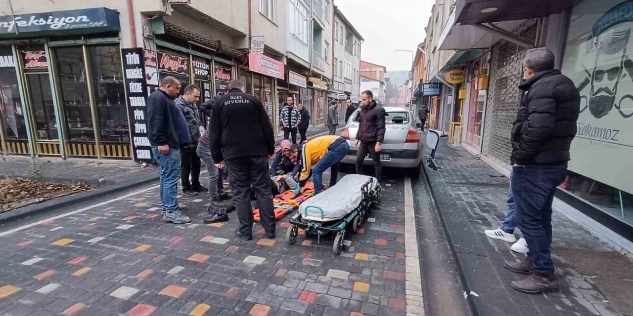 3 katlı apartmanın çatısından otomobilin üzerine düştü