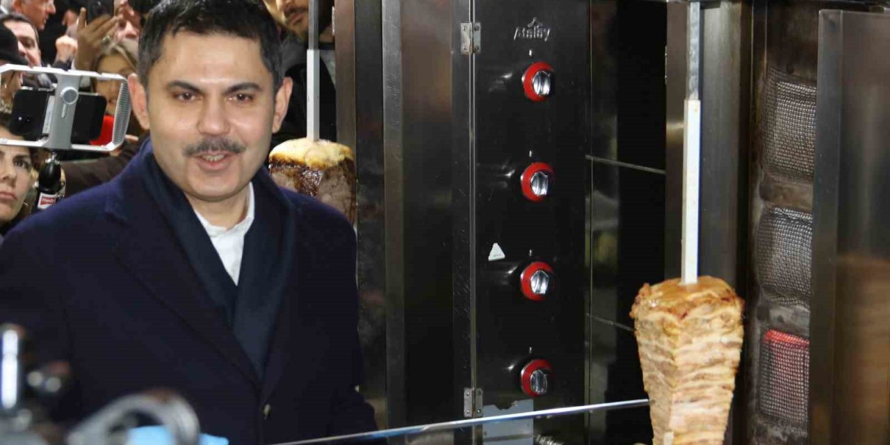 Murat Kurum, döner kesip gazetecilere ikram etti