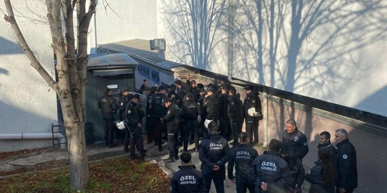 Ankara Üniversitesi'nde sandalyeler havada uçuştu