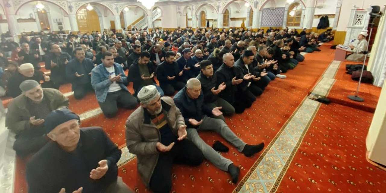 Vatandaşlar kandil gecesinde Kulu Merkez Camii'ni doldurdu