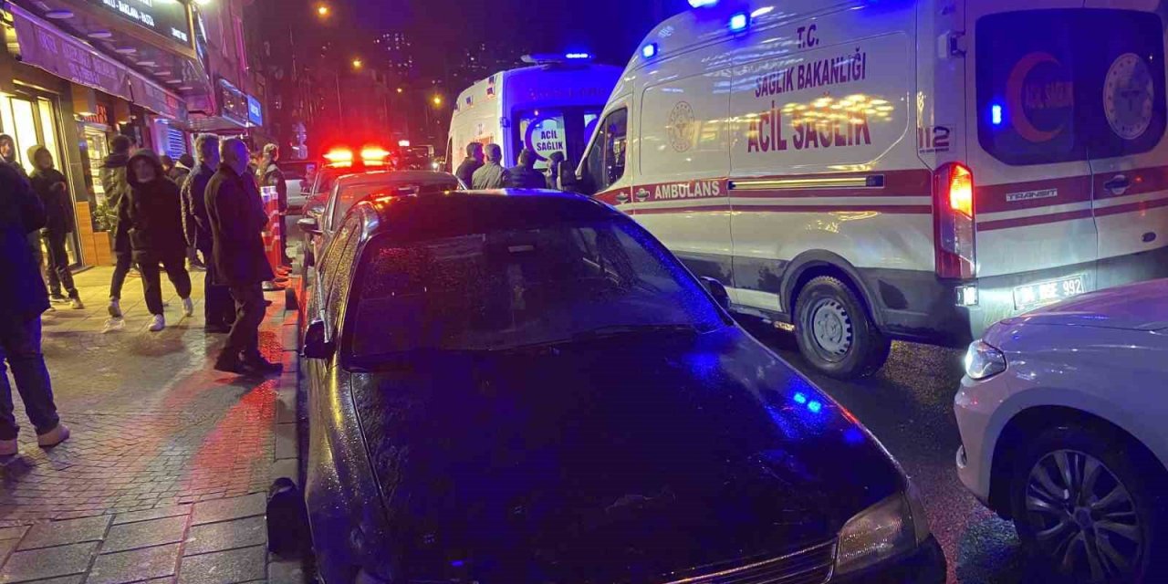 Yolda yürürken silahlı saldırıya uğradılar