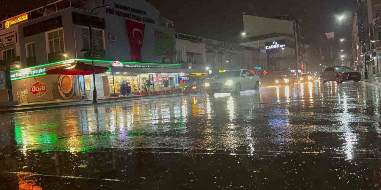 Aksaray’da sağanak yağmur çiftçiyi sevindirdi
