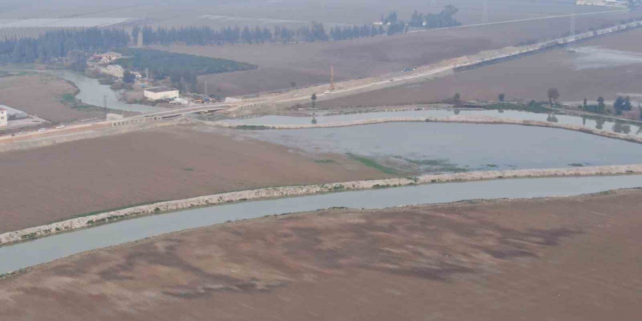 Yağışlarla göle dönen ovada sular çekilmeye başladı