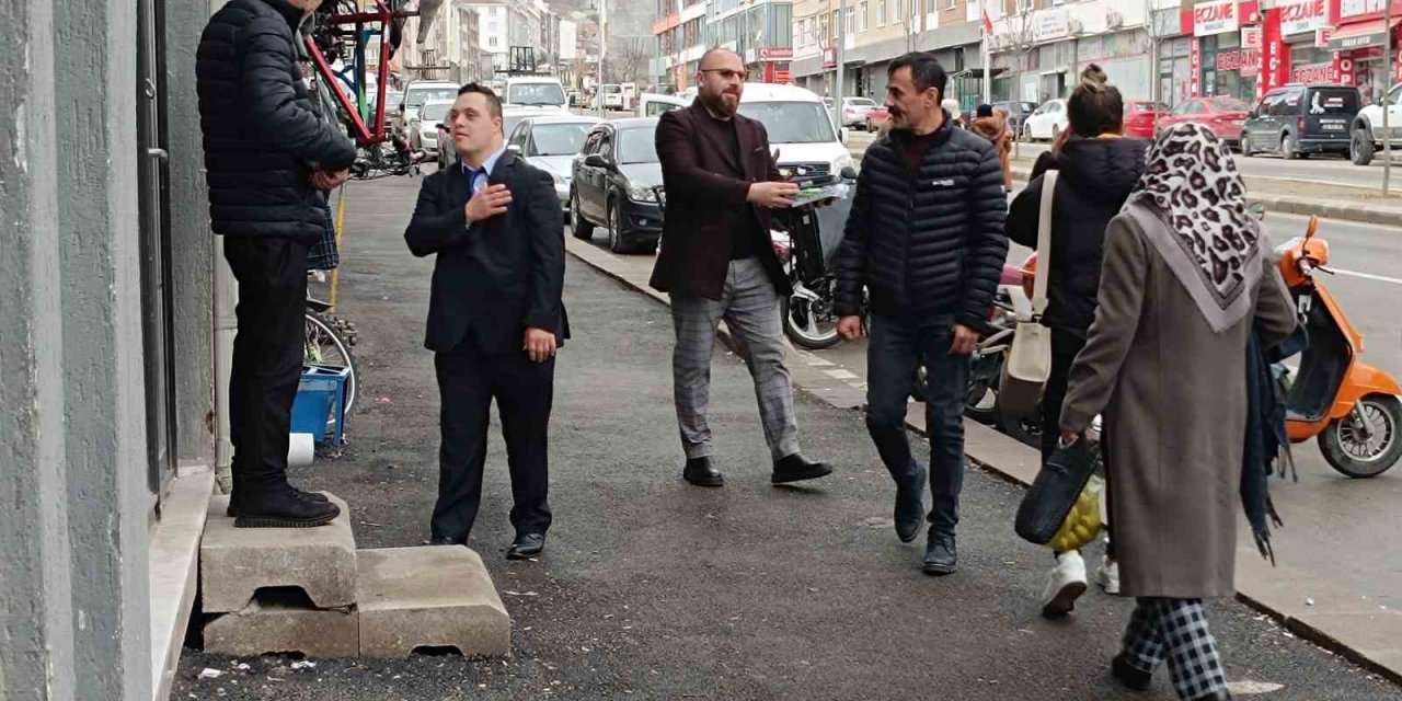 25 yaşındaki down sendromlu Mücahit, muhtar adayı oldu: Kapı kapı dolaşıyor