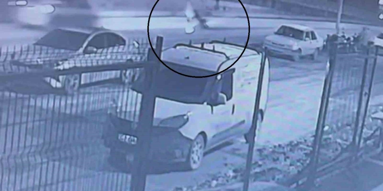 Motosikletten düşen genç aracın altında kaldı: O anlar kamerada