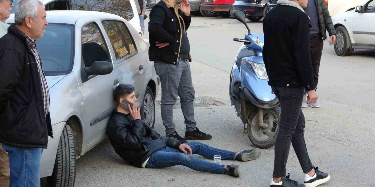 Yaralı genç ambulansı sigara içerek bekledi