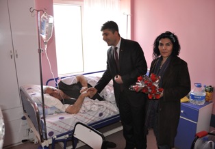 AK Partili gençlerden hastalara karanfil