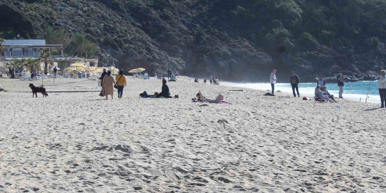 Eksi 20 dereceden Alanya'ya geldiler, denizden çıkmadılar