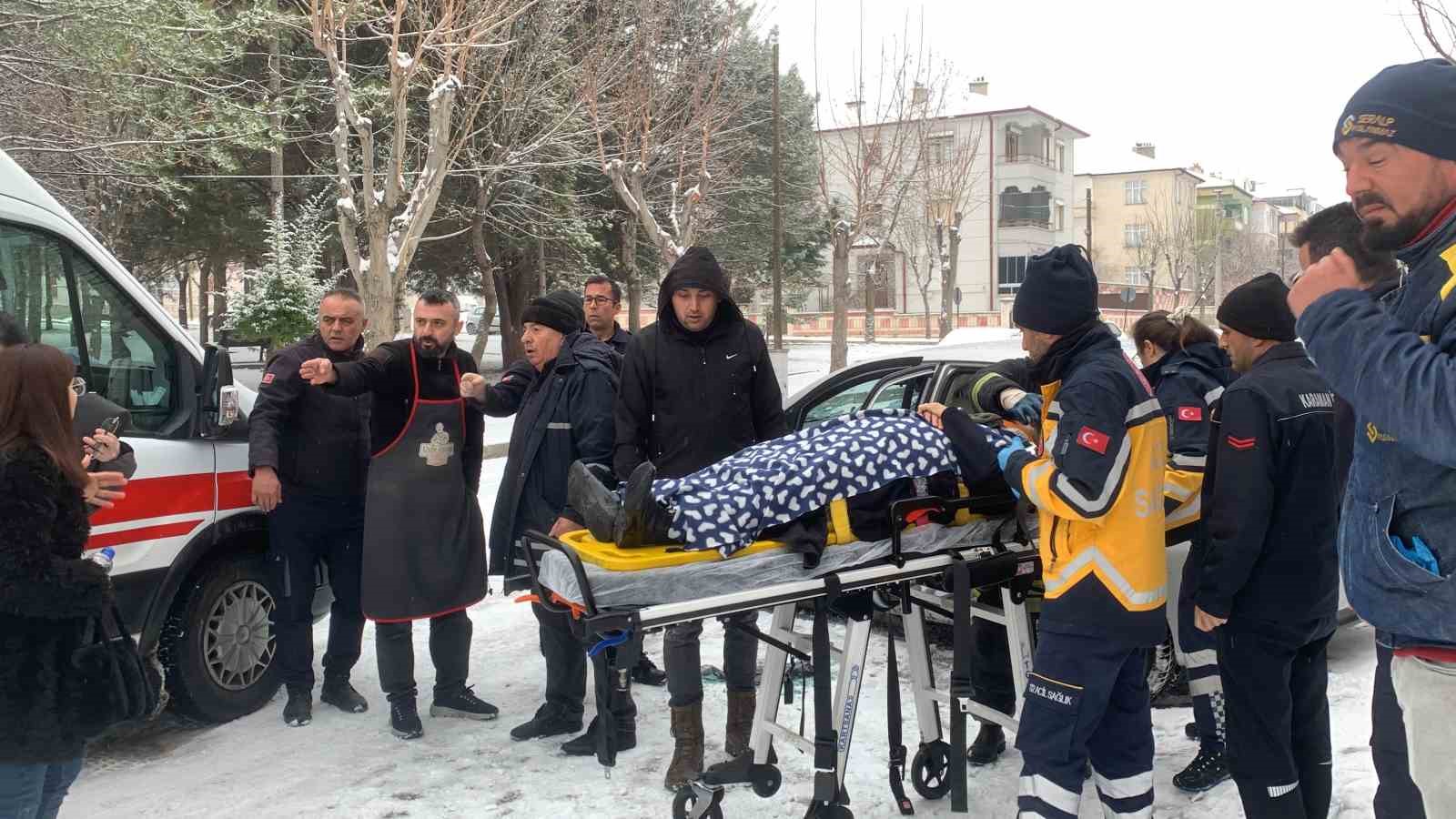 Kaza yapıp savrulan otomobil iş yerindeki tavuk pişirme makinesine çarptı