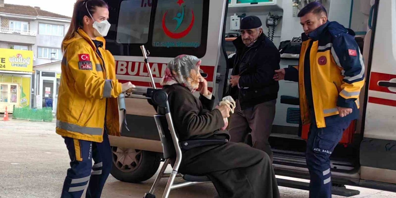 Büyükbaş Hayvan Kremini Vücutlarına Süren Yaşlı Çift Hastanelik Oldu