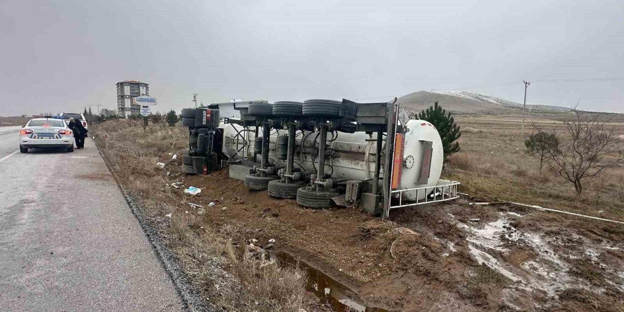 Tanker devrildi, 28 ton yağ ziyan oldu
