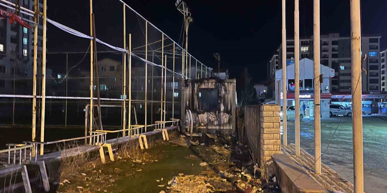 Akaryakıt istasyonu yanında çıkan yangın paniğe neden oldu