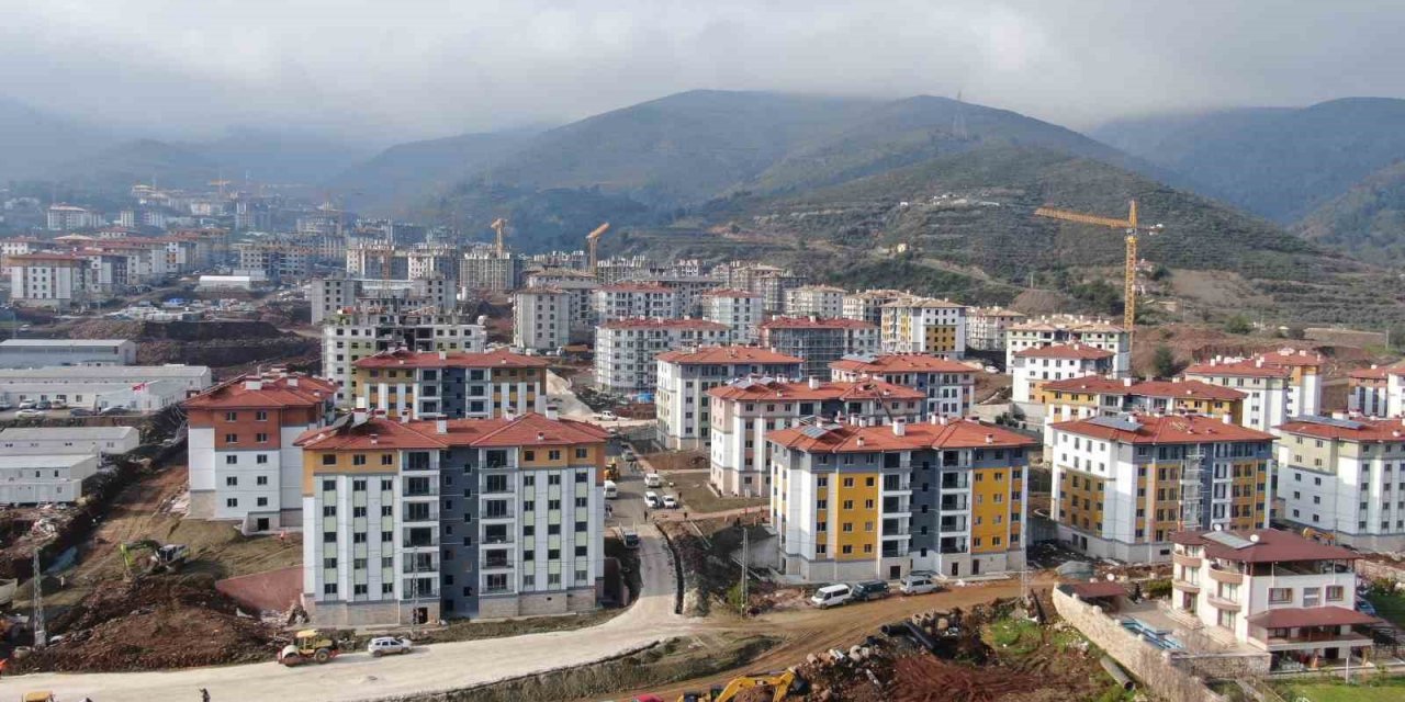 Depremin yerle bir ettiği şehir yeniden ayağa kalktı