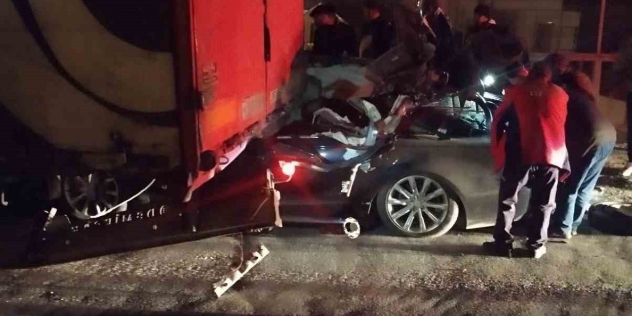 Tırın altına giren lüks otomobilinde can verdi