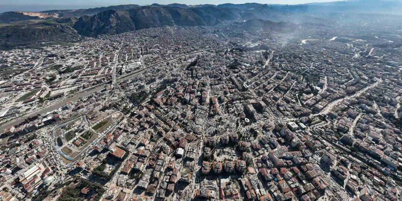 Hatay’da depremin ortaya çıkarttığı hasar 1 yıl sonra böyle görüntülendi