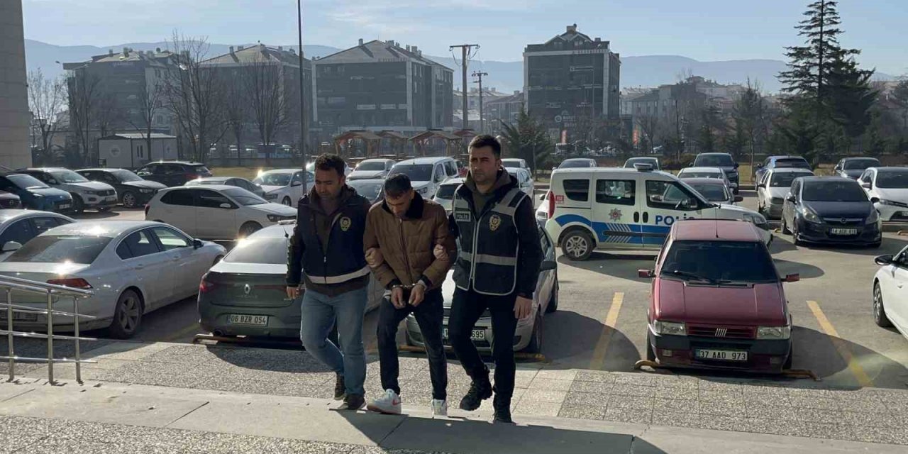 Arkadaşının evine hırsızlığa girdi