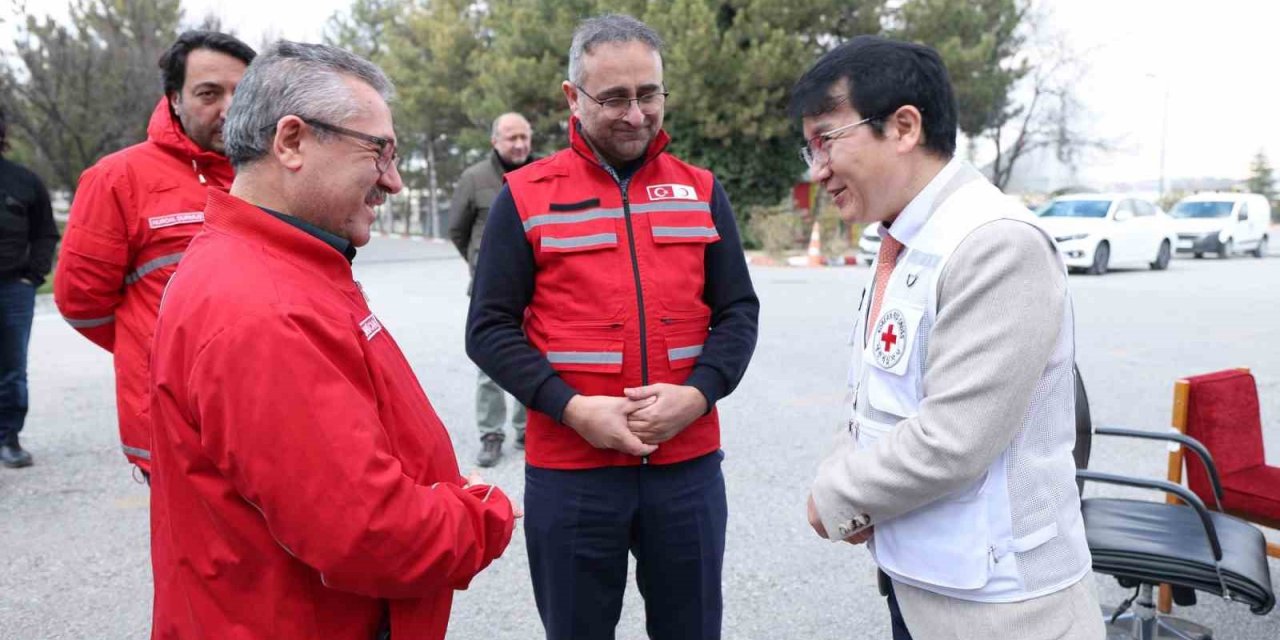 Güney Kore Kızılhaçı Türk Kızılay'a 45 araç bağışladı