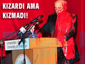 Rektörü kürsüde boyadılar VİDEO