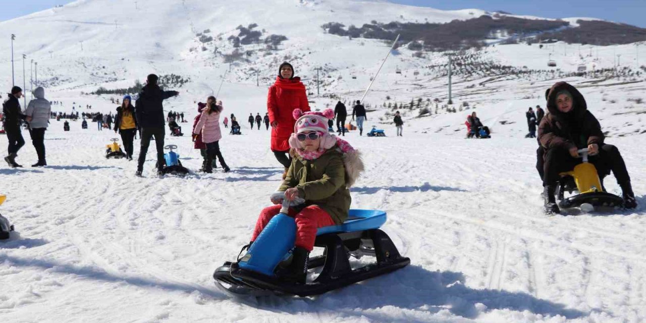 Sivas Yıldızdağı kar ve kayak tutkunlarının akınına uğradı