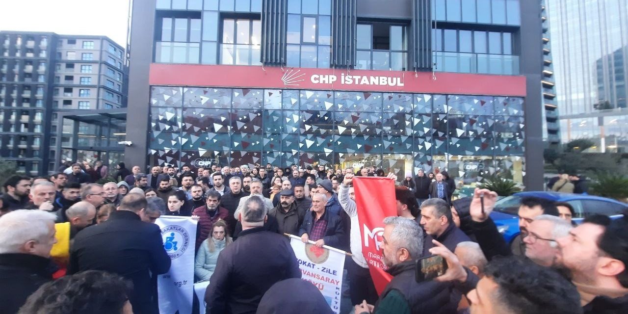 CHP’lilerden İstanbul İl Başkanlığı önünde Turan Hançerli protestosu