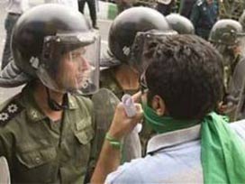 İran'da muhalifler ve karşıtları çatışıyor