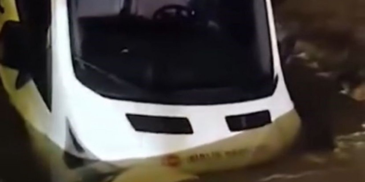 Kamyonet çöken yola düştü