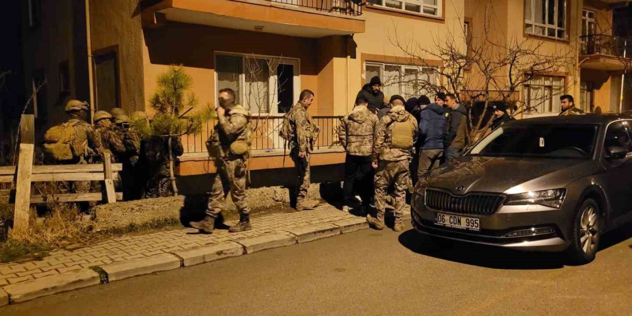 Psikolojik Sorunları Olan Baba, 7 Yaşındaki Oğlunu Silahla Rehin Aldı