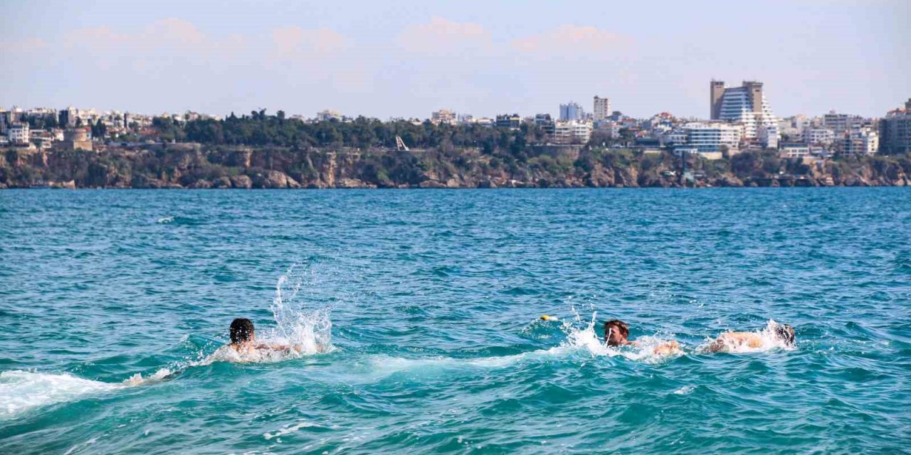 Antalya’da neredeyse yaz geldi! Millet denize koştu