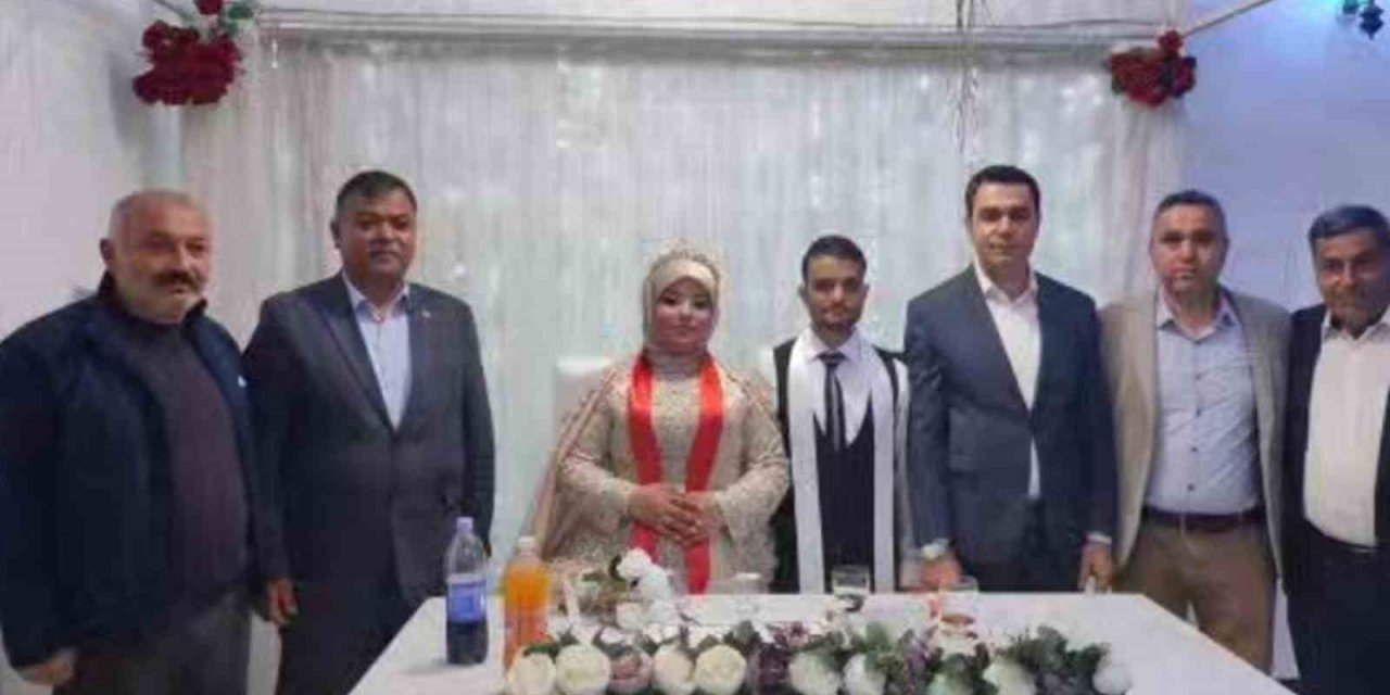 İki rakip başkan adayı karşılıklı çiftetelli oynadı