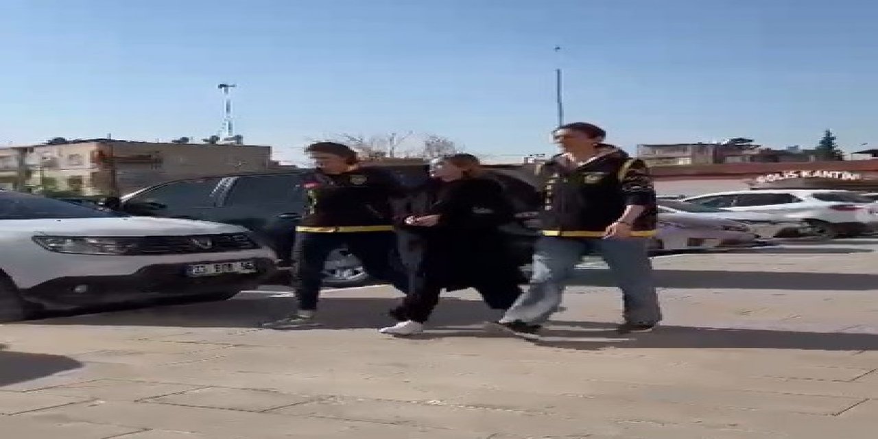Lüks araçta silahla poz nezarette bitti